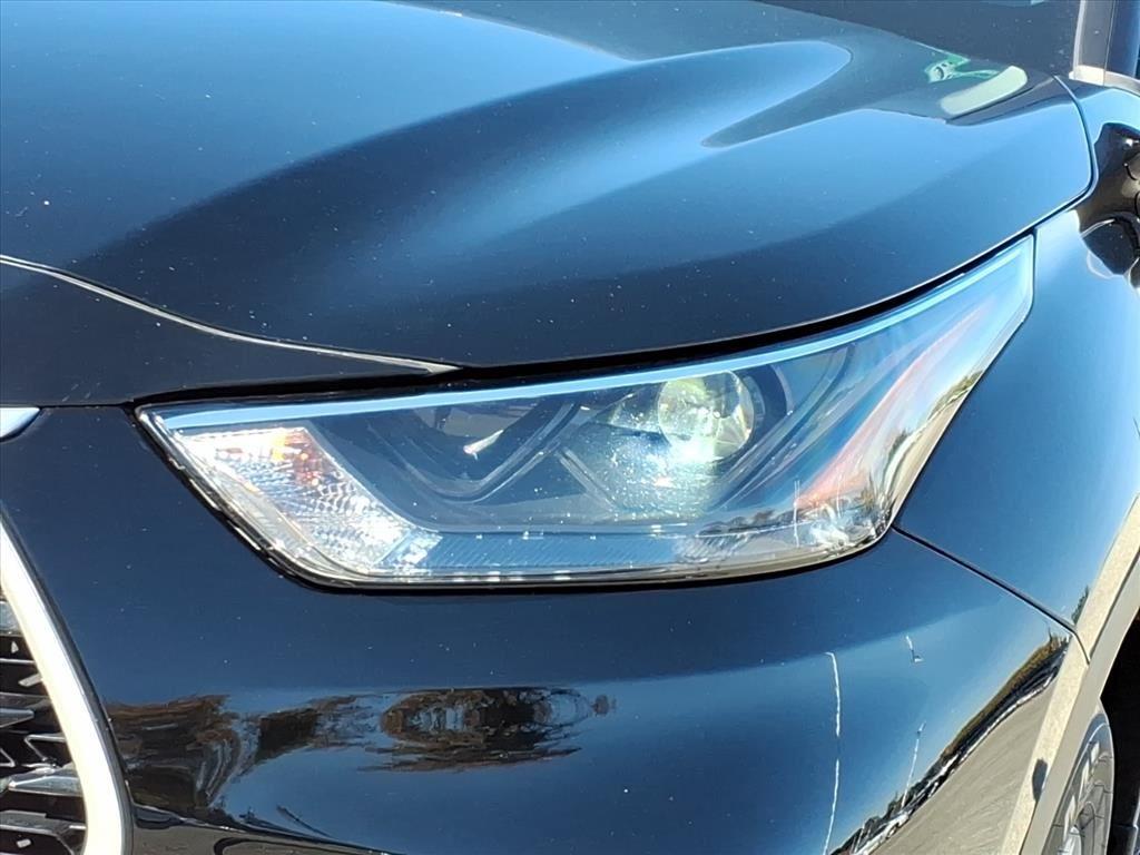 2022 Toyota Highlander LE photo 3