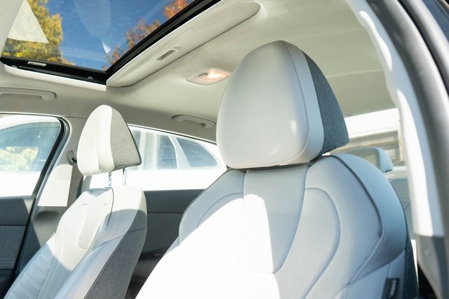 2022 Hyundai Elantra Hybrid Limited photo 2