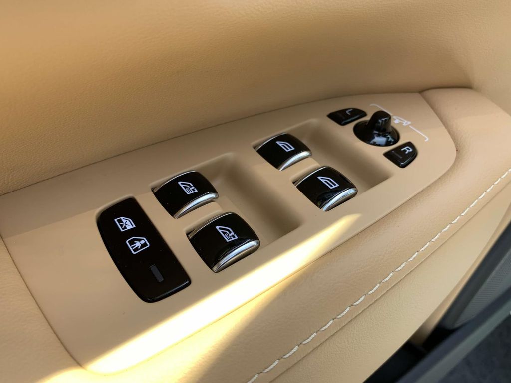 2025 Volvo S90 photo 2