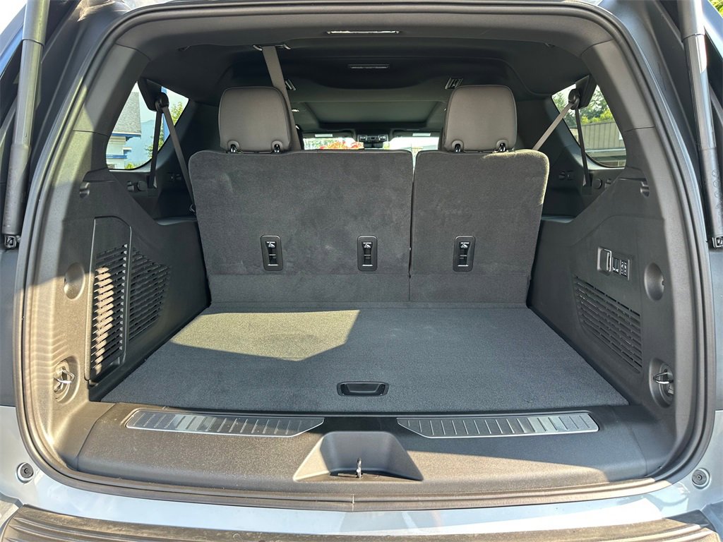 2025 Chevrolet Suburban High Country photo 14