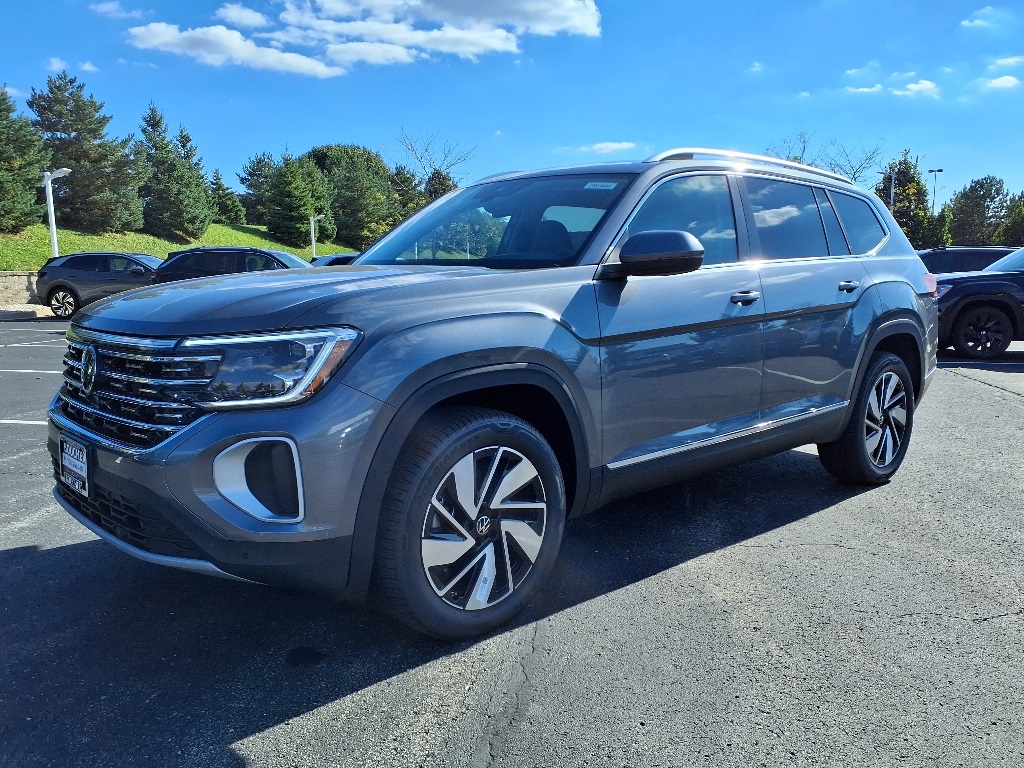 2025 Volkswagen Atlas SEL photo 2