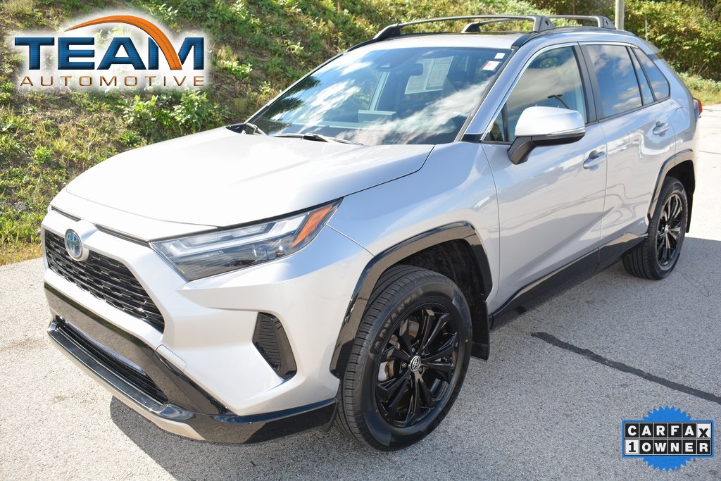 2022 Toyota RAV4 SE's photo