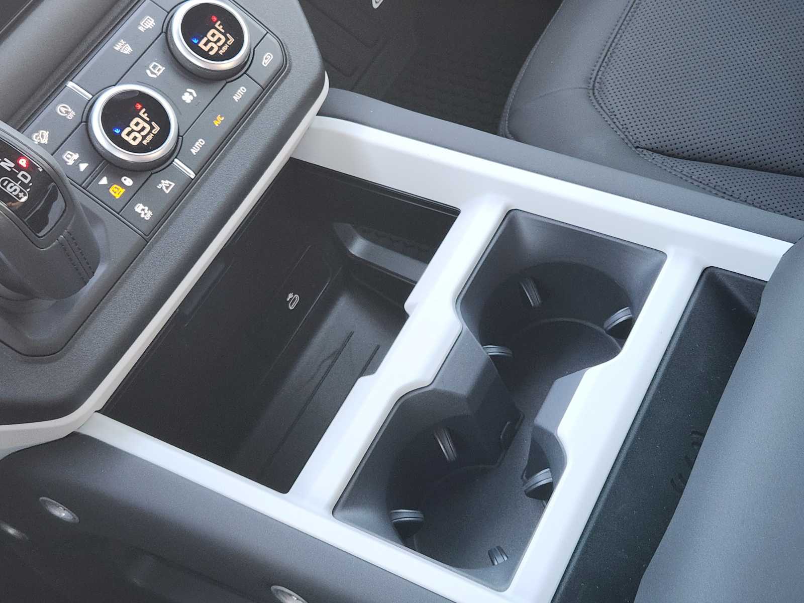 2025 Land Rover Defender 110 S photo 18