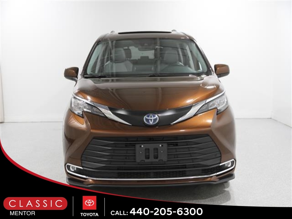 2023 Toyota Sienna XLE photo 2