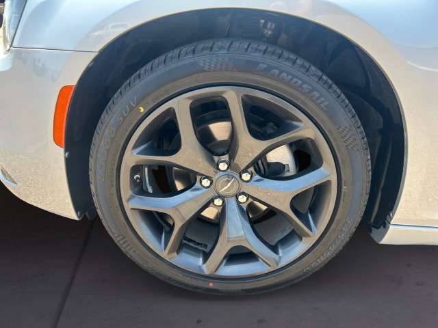 2023 Chrysler 300 Touring photo 14