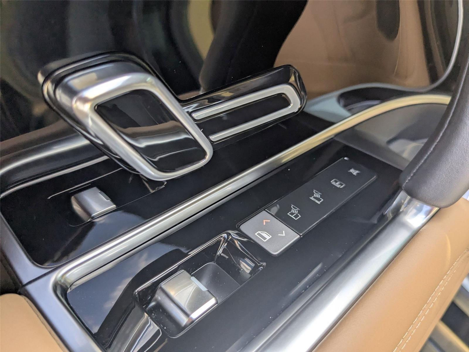 2025 Land Rover Range Rover SE photo 19