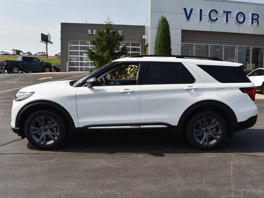 2025 Ford Explorer photo 2