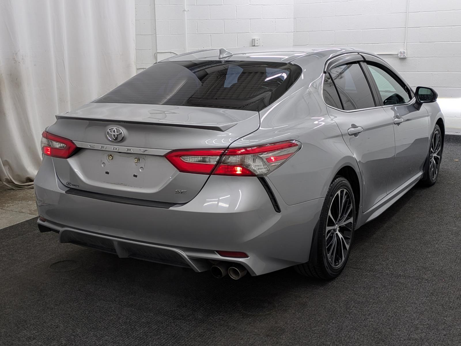 2019 Toyota Camry SE photo 2