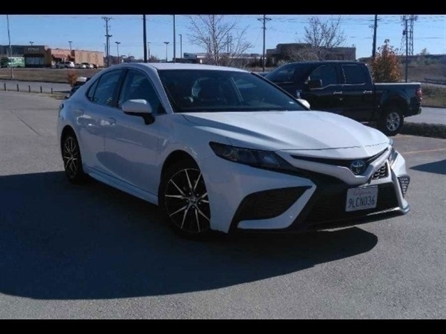 2024 Toyota Camry SE's photo