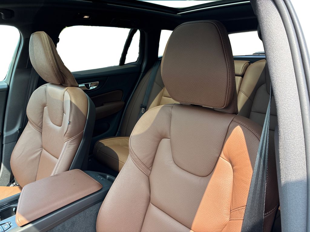 2026 Volvo V60 Cross Country B5 AWD Plus photo 16