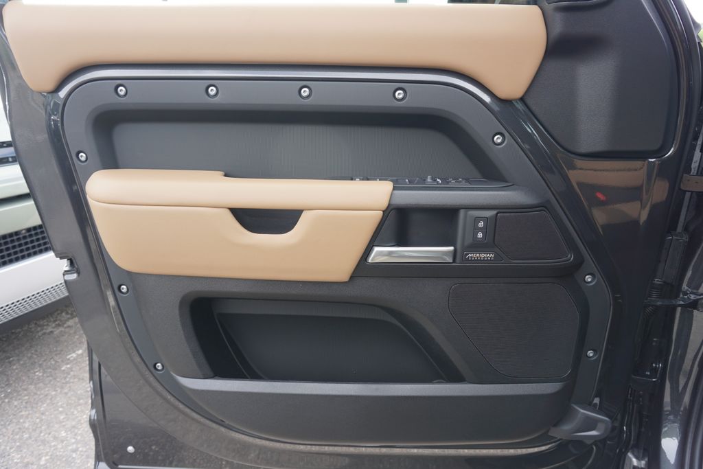 2025 Land Rover Defender 130 V8 photo 17