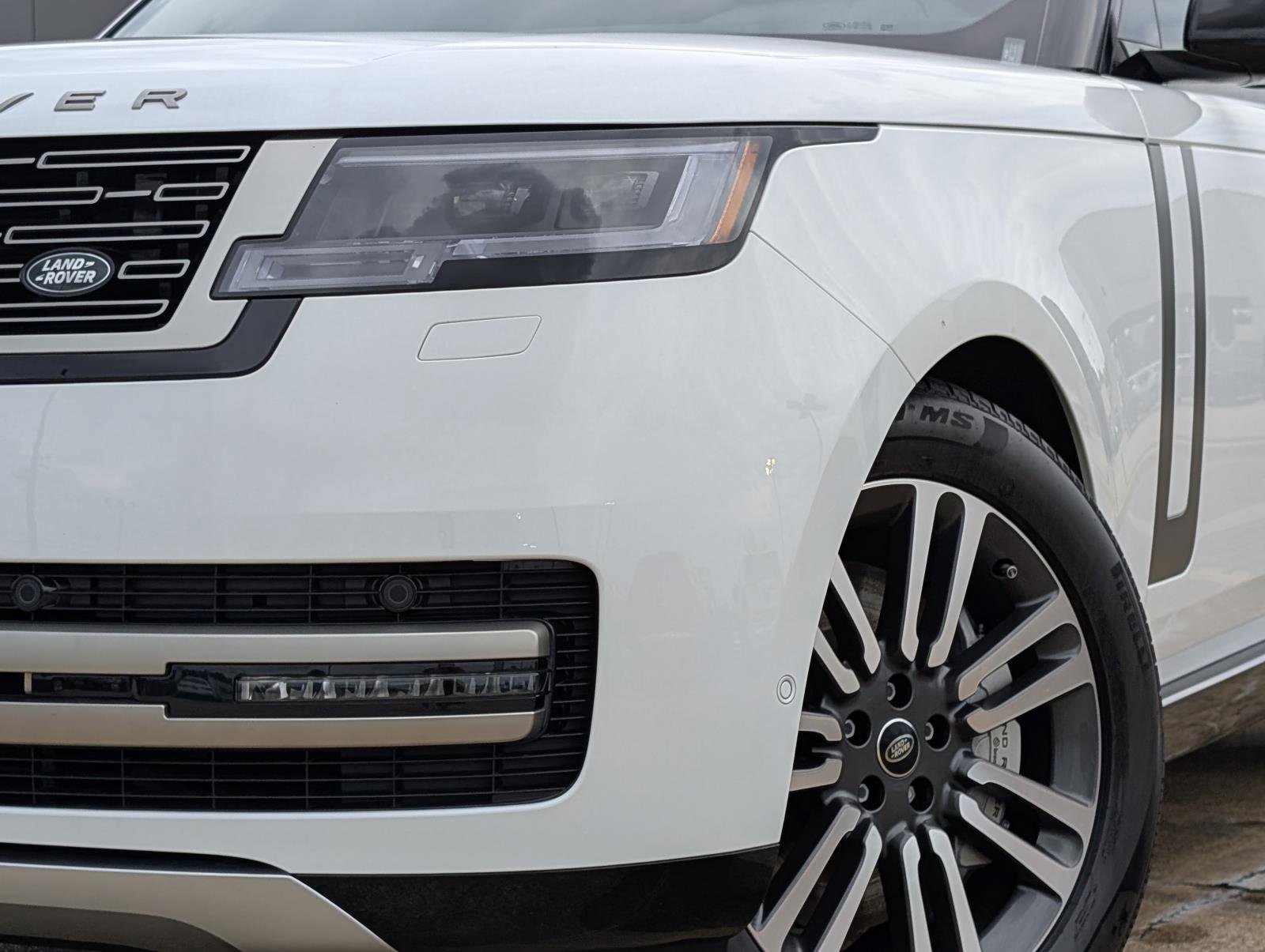 2025 Land Rover Range Rover SE photo 4