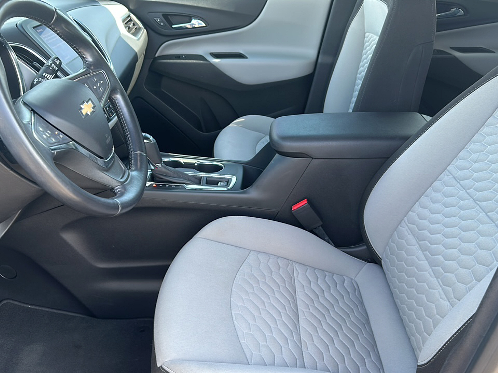 2020 Chevrolet Equinox LT photo 2