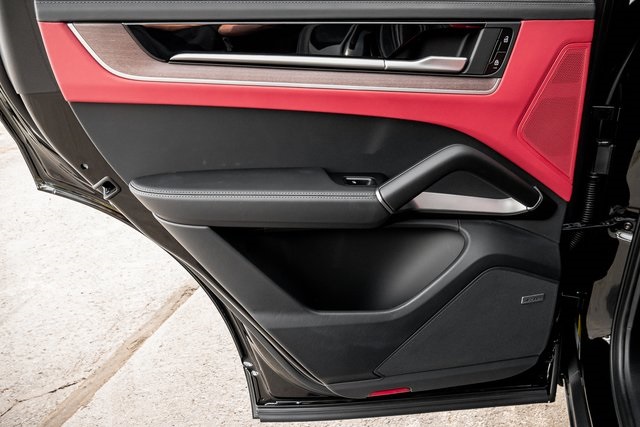 2025 Porsche Cayenne Coupe photo 25
