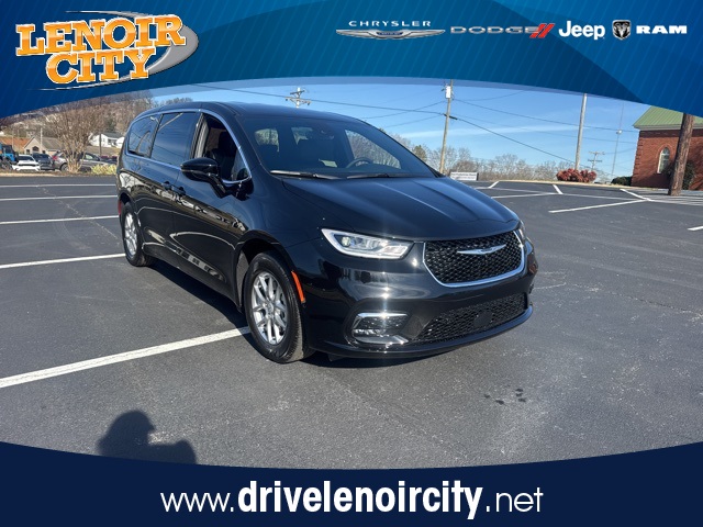 2026 Chrysler Pacifica Select's photo