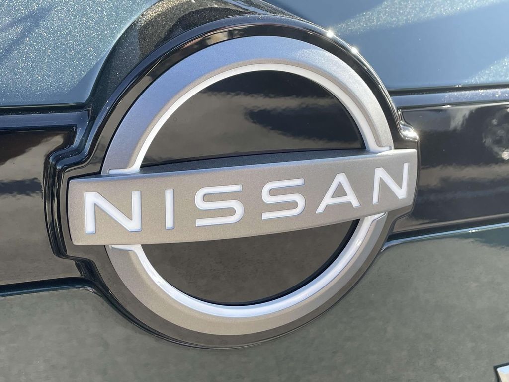 2025 Nissan Pathfinder Platinum photo 8