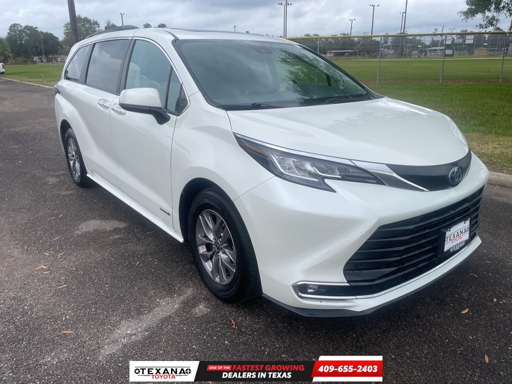 2021 Toyota Sienna XLE's photo