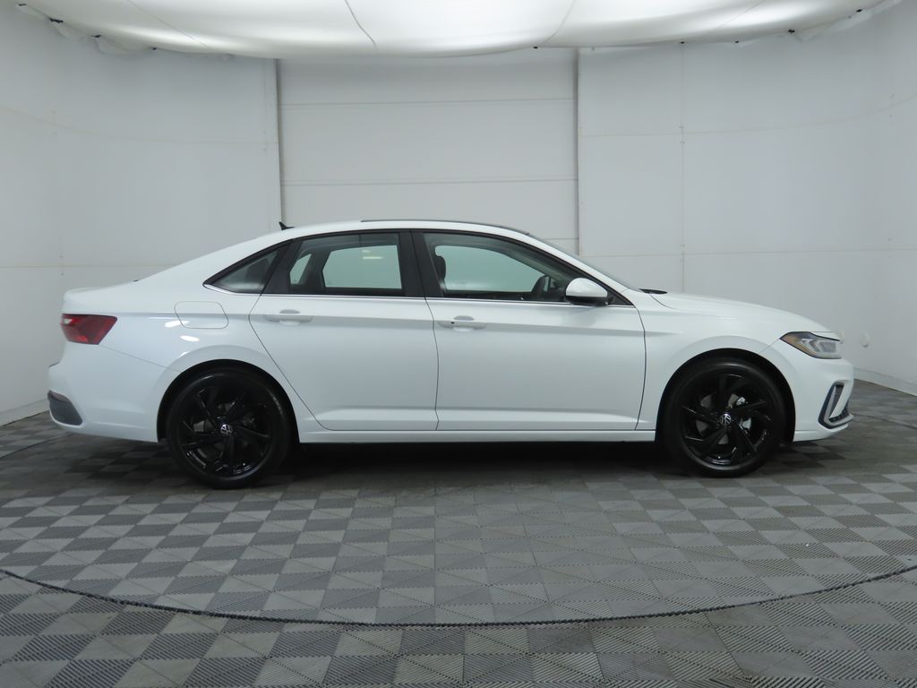 2026 Volkswagen Jetta 1.5T SE photo 3