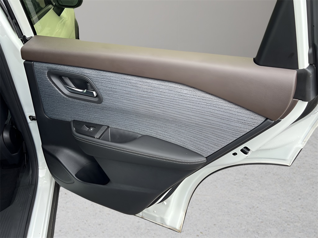 2023 Nissan Rogue SV photo 14