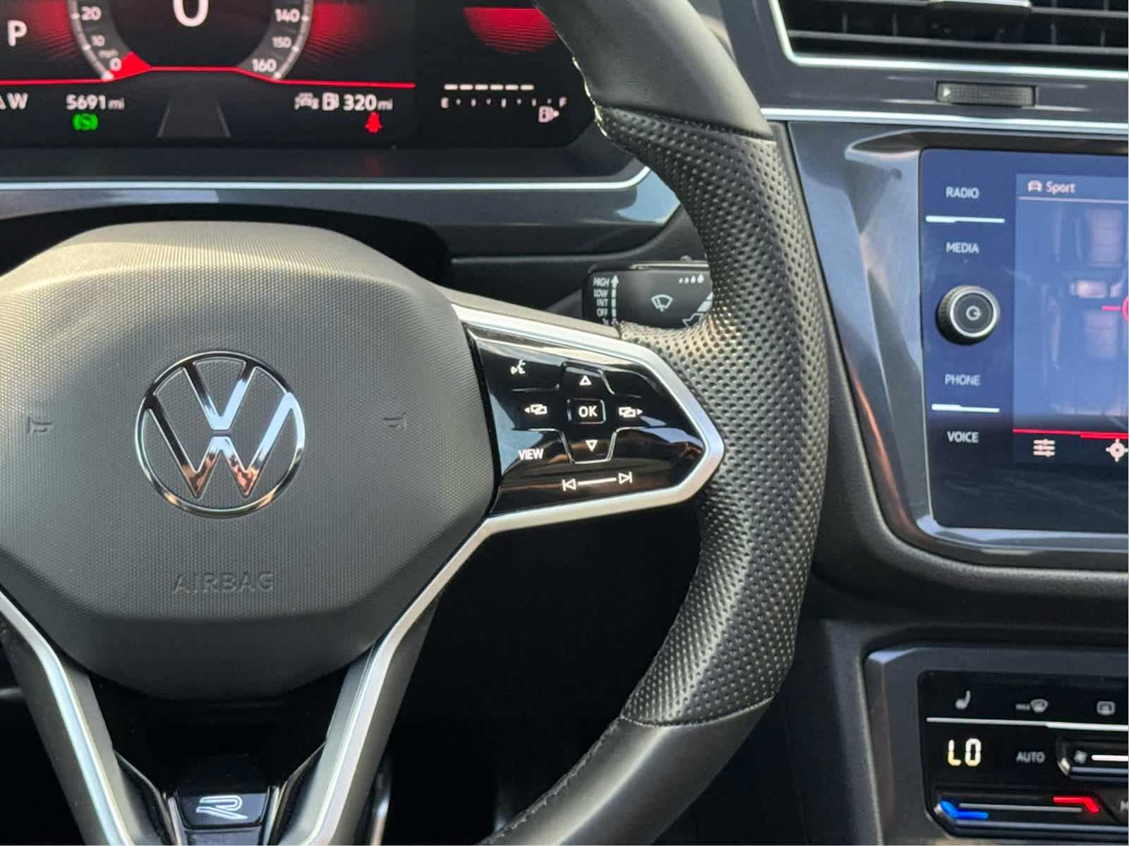 2023 Volkswagen Tiguan SE R-Line Black photo 30