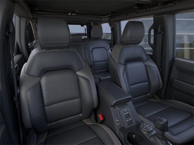 2025 Ford Bronco Outer Banks photo 2