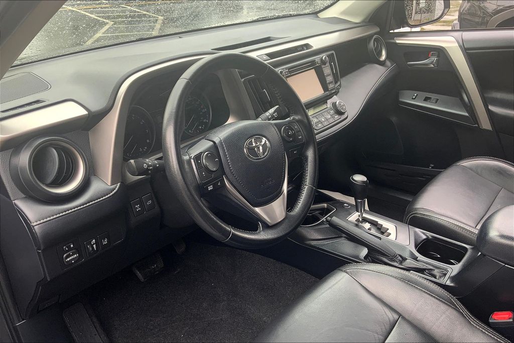 2017 Toyota RAV4 XLE photo 13