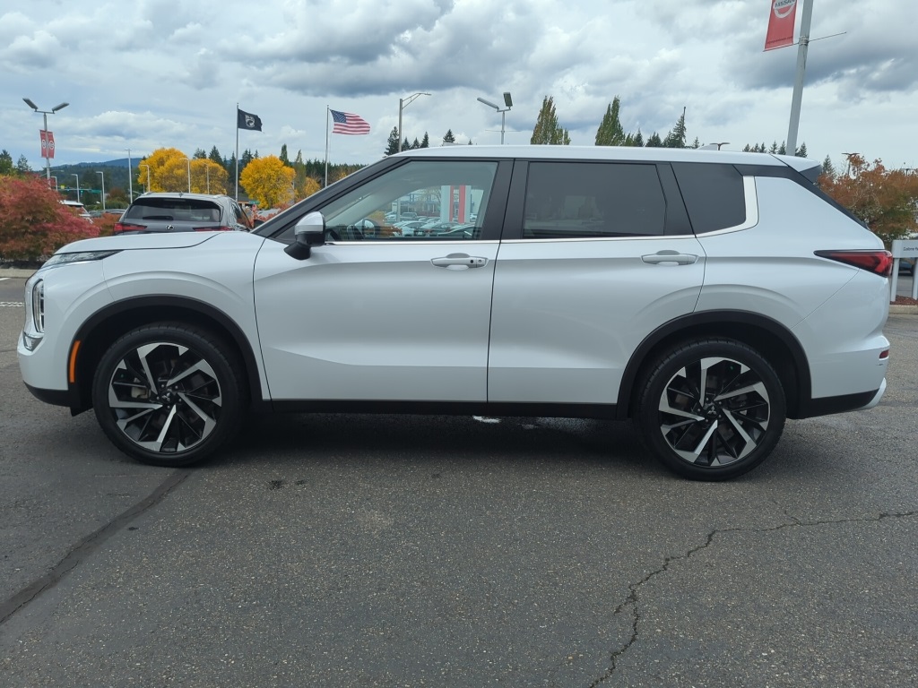 2024 Mitsubishi Outlander SE Black Edition photo 5