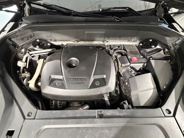 2016 Volvo XC90 T6 Momentum photo 13