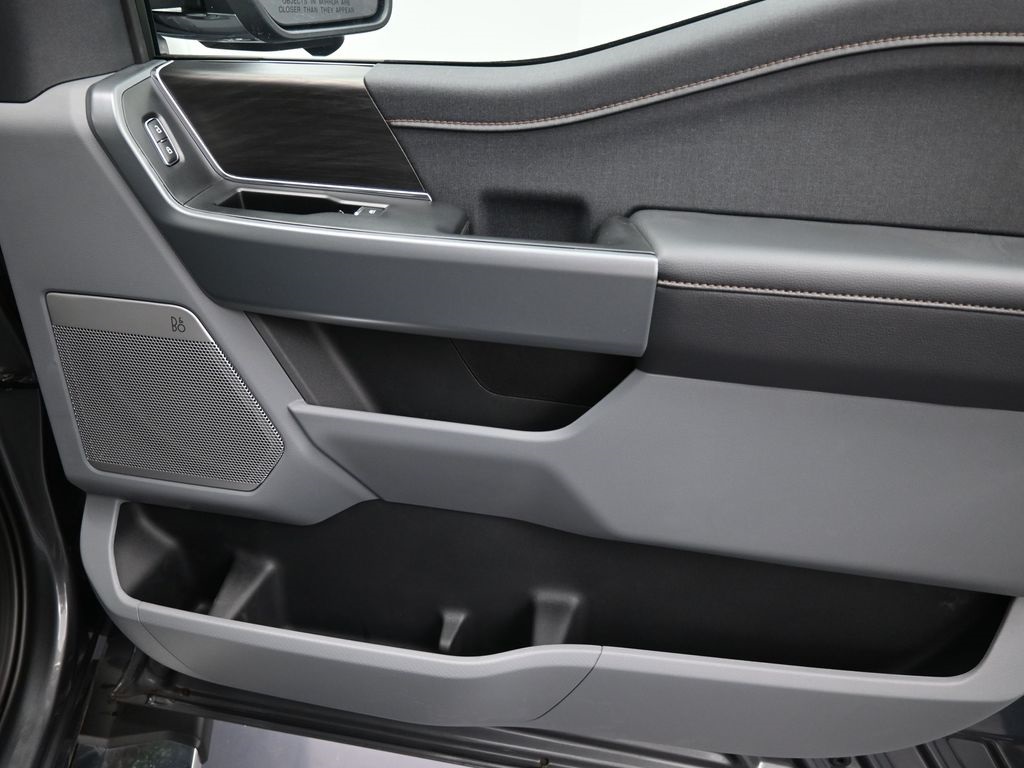 2025 Ford F-150 Lariat photo 8