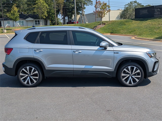 2024 Volkswagen Taos SE photo 3