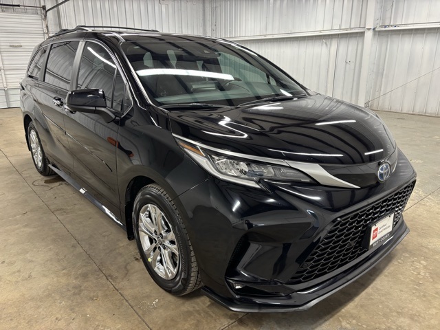 2023 Toyota Sienna XSE's photo