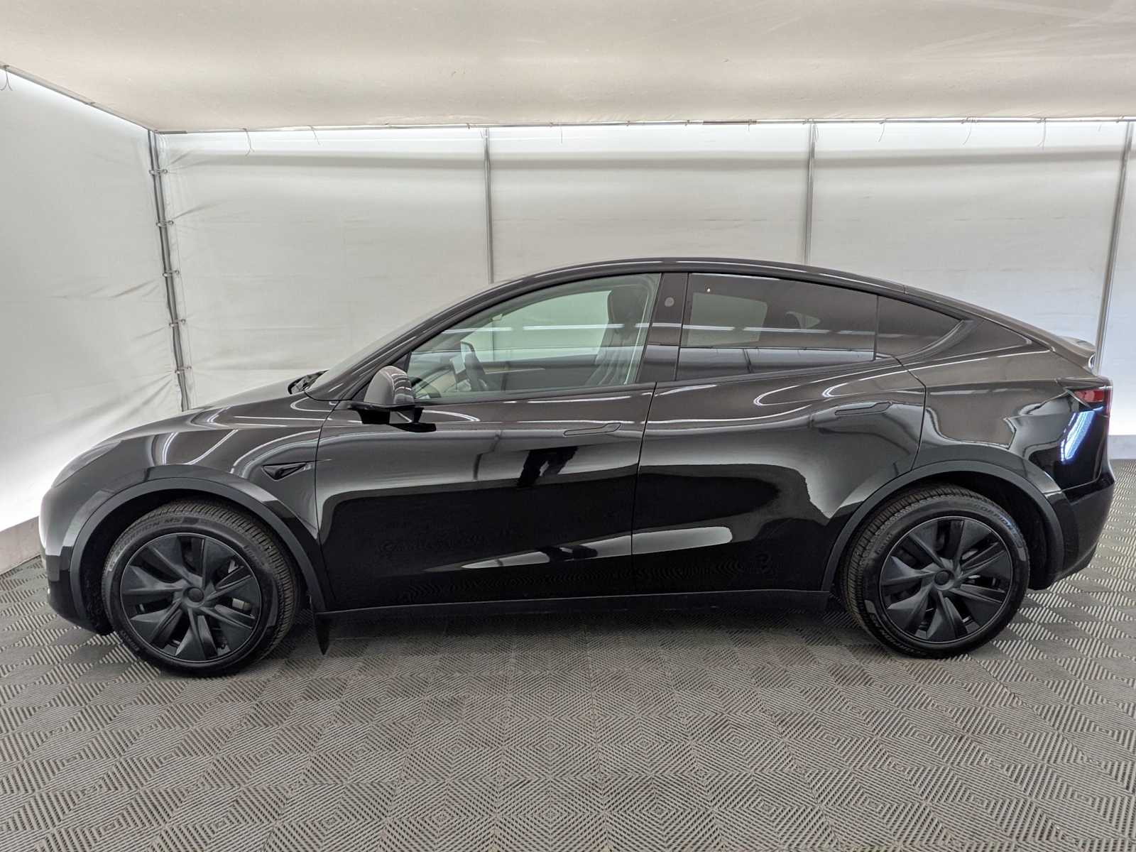 2025 Tesla Model Y Long Range photo 2