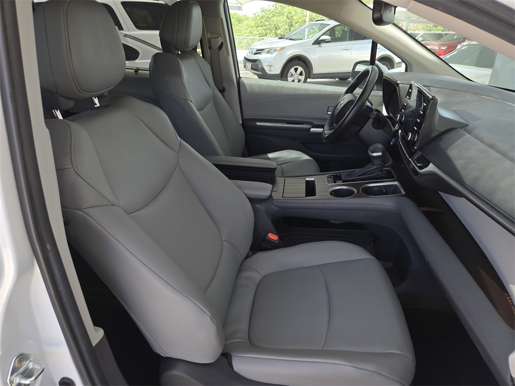 2024 Toyota Sienna XLE photo 22