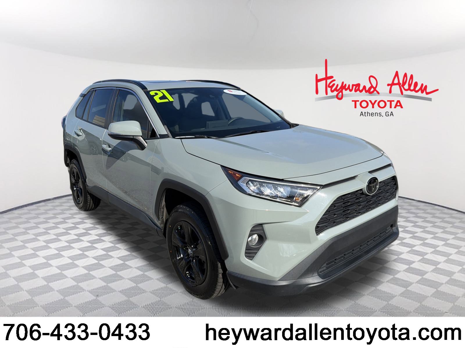 2021 Toyota RAV4 XLE's photo
