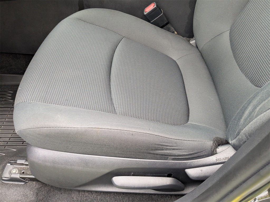 2021 Toyota RAV4 LE photo 18