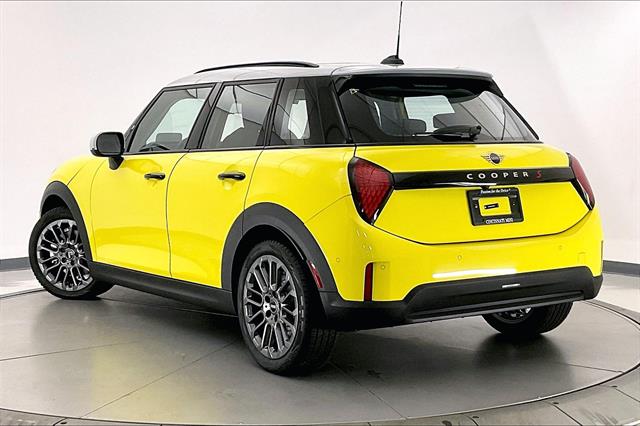 2025 Mini Cooper Hardtop Signature photo 2