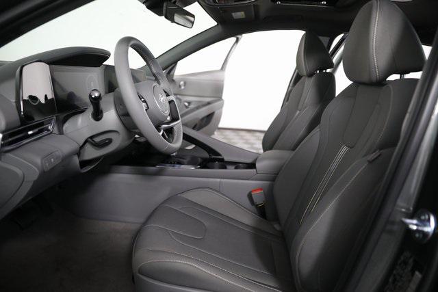 2025 Hyundai Elantra SEL Convenience photo 11