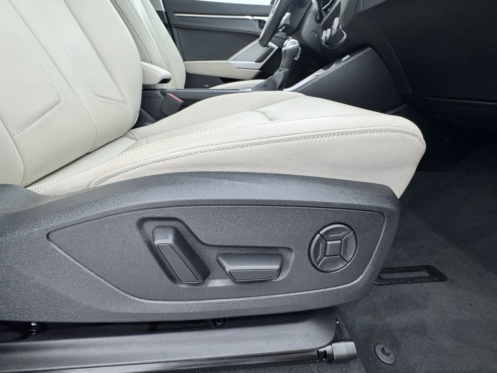 2024 Audi Q3 S line Premium photo 47