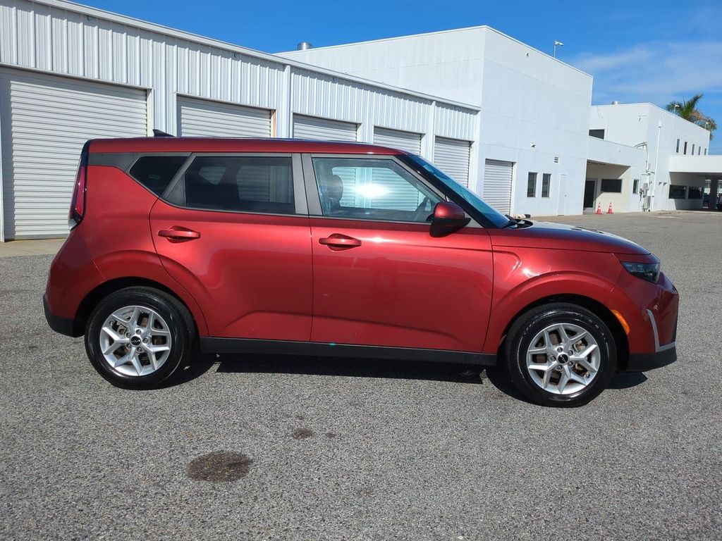 2024 Kia Soul LX photo 3