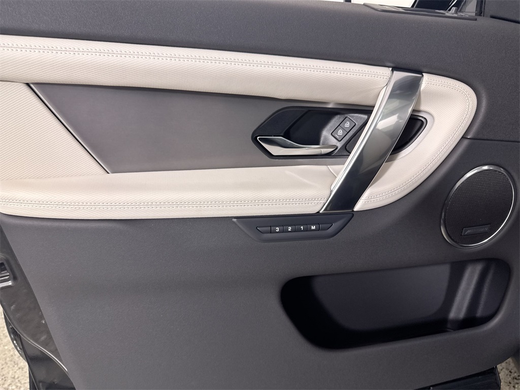2025 Land Rover Discovery Sport SE photo 12