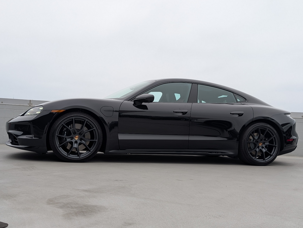 2025 Porsche Taycan GTS photo 2
