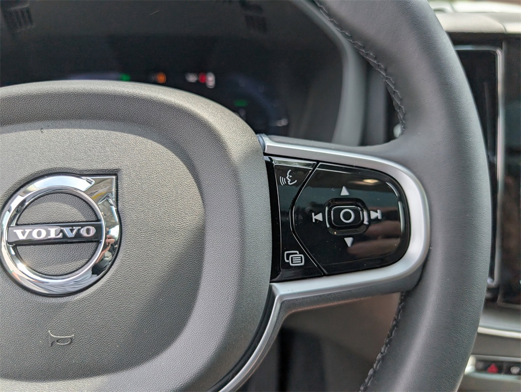 2025 Volvo XC60 T8 Plus photo 17