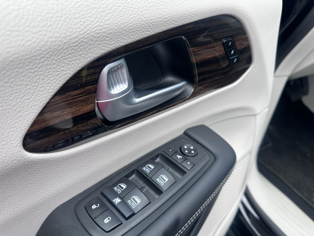 2024 Chrysler Pacifica Limited photo 3