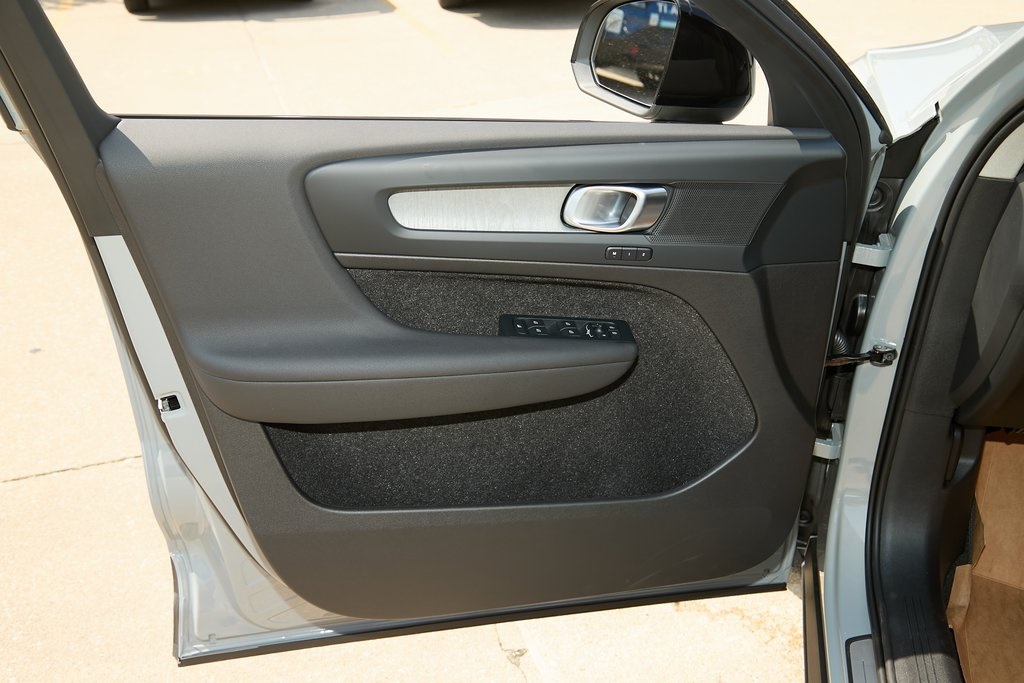 2026 VOLVO XC40 - Image 6