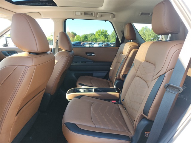 2025 Nissan Pathfinder Platinum photo 6