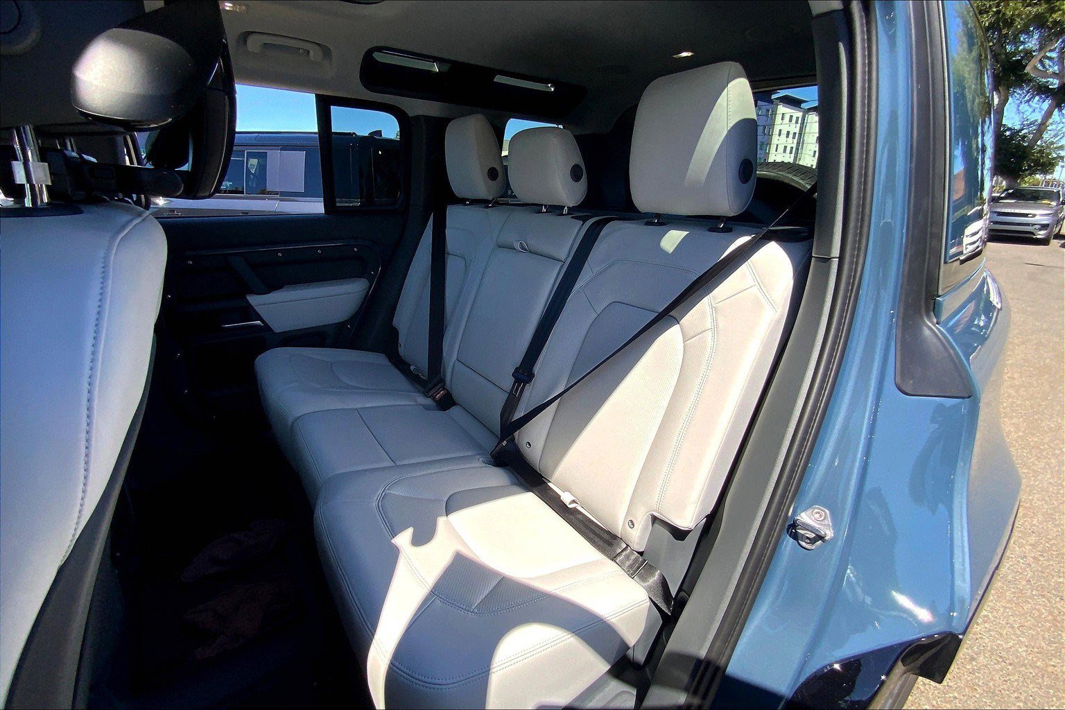 2025 Land Rover Defender 110 X-Dynamic SE photo 8