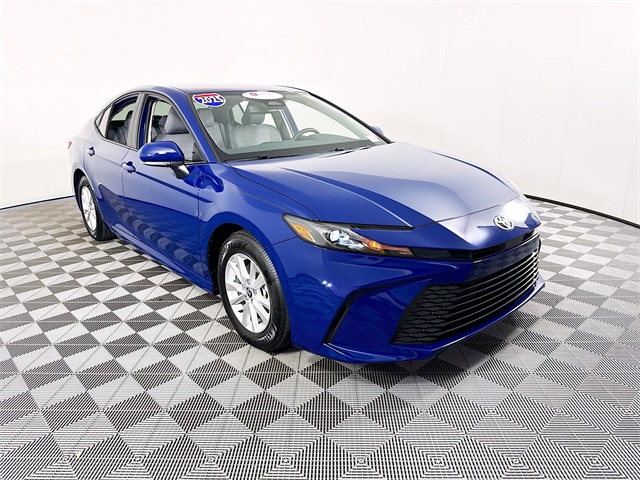 2025 Toyota Camry LE's photo