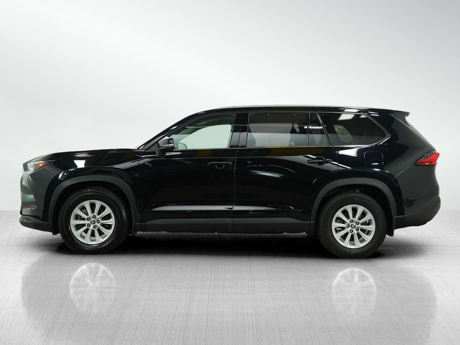 Used 2024 Toyota Grand Highlander XLE with VIN 5TDACAB58RS003944 for sale in Bloomington, Minnesota