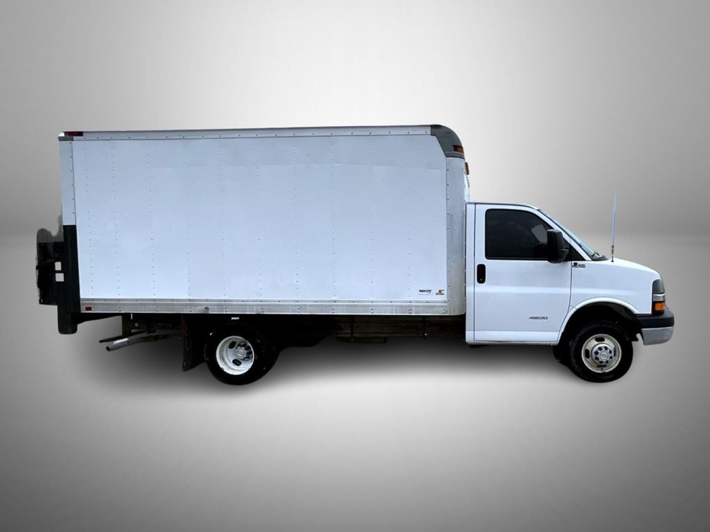2012 Chevrolet Express Cutaway photo 4