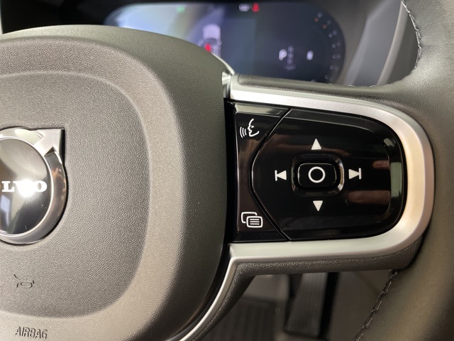 2026 Volvo XC60 Plus photo 22